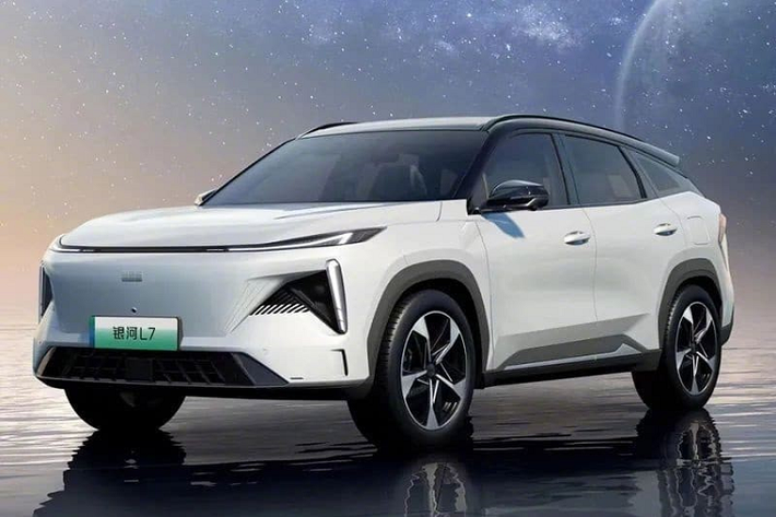 Đến nay, chiếc xe này tiếp tục được ra mắt với khách hàng, qua đó, hãng cũng công bố chi tiết các phiên bản của Geely Galaxy L7 kèm theo giá bán. Về mức giá xe Geely Galaxy L7 2023, nó sẽ bắt đầu từ 138.700 nhân dân tệ đến 173.700 nhân dân tệ, tương đương 457 triệu đồng đến 573 triệu đồng, như vậy, giá bán công bố chính thức của Galaxy L7 mới đây rẻ hơn 200 triệu đồng so với giá công bố vào tháng 2.