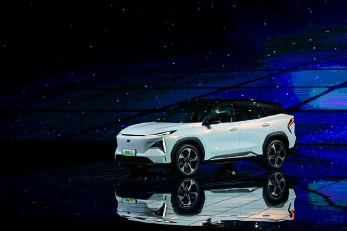 Bên trong Galaxy L7, chúng ta có thể nhìn thấy ba màn hình rất đẹp mắt. Màn hình giải trí có thiết kế dựng dọc, kích thước 13,2 inch. Đằng sau tay lái, chúng ta có thể thấy màn hình 10,25 inch. Nhưng tính năng lớn nhất của Geely Galaxy L7 là màn hình hành khách phía trước 16,2 inch.