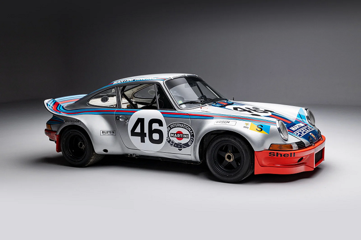 Cuộc đấu giá Bonhams Goodwood Revival đã kết thúc, kết quả về mức giá của chiếc Porsche Carrera RSR Martini Racing chưa được đề cập.