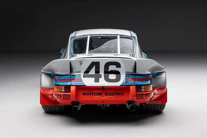 Chiếc Porsche Carrera RSR hàng hiếm này mang số khung 9113 600686 danh tiếng đã cán đích ở vị trí thứ 4 trong mùa giải đua 24 Hours of Le Mans năm 1973. Việc về đích bên ngoài bục vinh quang có gì đặc biệt đến vậy? Chiếc xe đã cán vạch đích ngay sau khi ba mẫu xe đua chuyên dụng mở nắp khoang lái – hai chiếc của Matra-Simca và một chiếc của Ferrari. Ngồi sau tay lái là các tài xế Herbie Mueller và Gijs van Lennep.