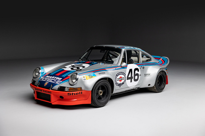 Sau buổi xem trước phiên đấu giá Bonhams tại Lễ hội Tốc độ Goodwood 2023, chiếc Porsche Carrera RSR Martini Racing đời 1973, được gọi “R7” đã được bán đấu giá tại Goodwood Revival năm nay. Mức giá đấu của R7 do Bonhams ước tính từ 3.750.000 đến 5.750.000 bảng Anh, tương đương 4,7 triệu đến 7,2 triệu USD (khoảng 169,9 tỷ đồng).