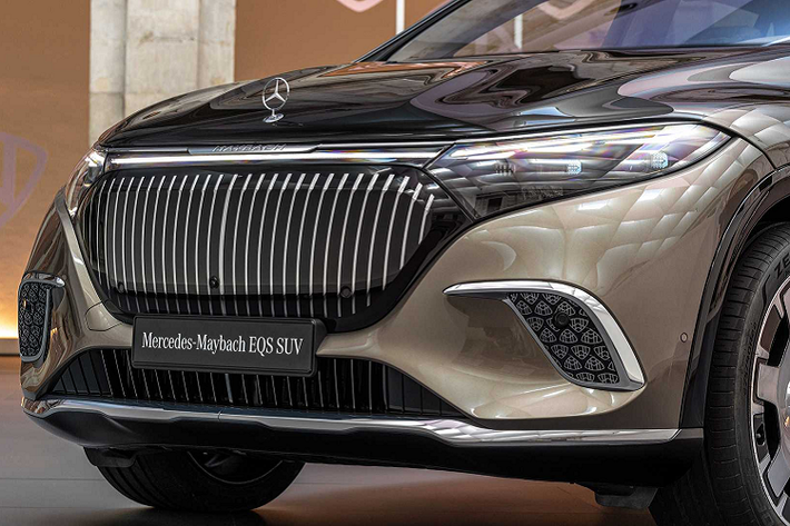 Hơn nữa, trong cabin Mercedes đã bỏ hàng ghế thứ ba và thêm một bức tường ngăn cố định phía sau hai ghế sau để hành khách được ngồi như trên ngai vàng. Hàng ghế thứ 2 này cũng có vô số tiện ích đỉnh cao như ghế làm mát, tính năng massage (có cả massage bắp chân), sưởi ghế (sưởi cả phần vai), bậc để chân, hộc tủ giữa xe để chứa rượu và ly bạc... Hàng ghế sau còn sở hữu 2 màn hình 11,6 inch có thể truy cập vào MBUX.