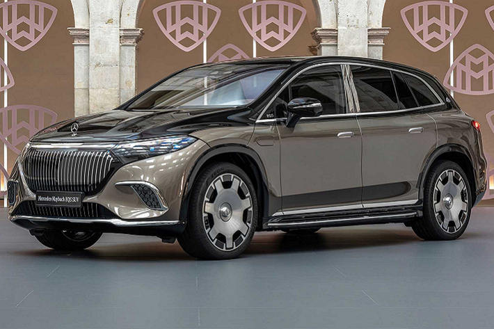 Sau khi giới thiệu 6 mẫu EQ chạy điện hoàn toàn mới, Mercedes-Benz tiếp tục tăng tốc và cho ra đời hàng loạt phiên bản cấp cao của các dòng này. Đầu tiên là những bản hiệu năng cao AMG cho sedan EQS và EQE. Nay là phiên bản siêu sang Maybach EQS SUV 2024 mới.