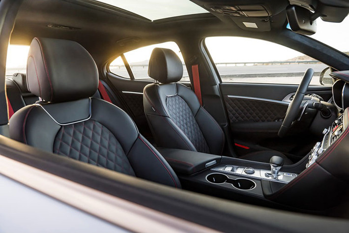 Ngoài ra, Genesis G70 2023 còn có thêm 1 tùy chọn động cơ khác ở thị trường Hàn Quốc, đó là máy xăng V6, tăng áp kép, dung tích 3.3L, cho công suất tối đa 365 mã lực và mô-men xoắn cực đại 510 Nm. Trong khi đó, động cơ diesel 4 xi-lanh, tăng áp, dung tích 2.2L với công suất tối đa 199 mã lực và mô-men xoắn cực đại 441 Nm đã bị loại bỏ.
