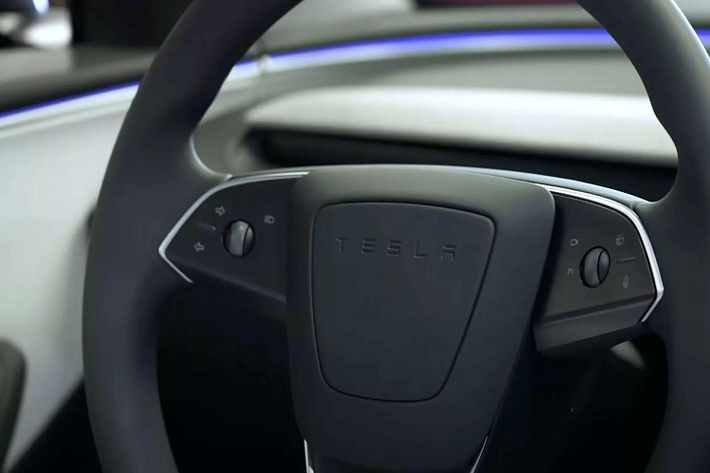Model 3 2024 bản mô-tơ đơn dẫn động cầu sau có thể tăng tốc 0-100 km/h trong 6,1 giây và đi được tối đa 513 km trong một lần sạc theo cách tính của WLTP. Bản mô-tơ kép dẫn động 4 bánh cải thiện khả năng bứt tốc đến 100 km/h còn 4,4 giây và có phạm vi WLTP lên tới 629 km.