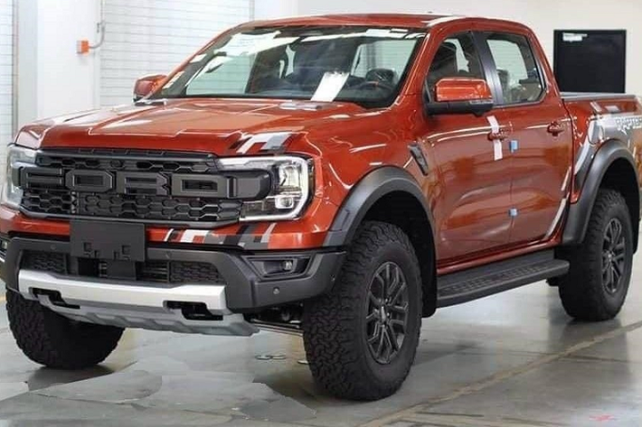 Lái xe Ford Ranger Raptor 2023 có thể chọn 1 trong 7 chế độ lái, bao gồm Normal, Sport, Slippery, Rock Crawl, Mud/Ruts, Sand và Baja để điều khiển mẫu xe bán tải hạng nặng này với các địa hình khác nhau.