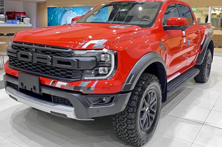 Trong khi đó, 2 người anh em láng giếng của nước ta là Lào và Campuchia đã ra mắt xe bán tải Ford Ranger Raptor 2023, thậm chí, có vài người Việt vì nôn nóng muốn sở hữu Ford Ranger Raptor thế hệ mới nên đã chấp nhận mua xe biển Campuchia và làm các thủ tục để lăn bánh tại Việt Nam.