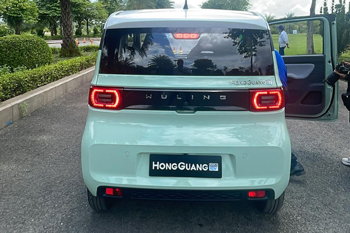Với mức giá bán ra chỉ từ 239 triệu - 282 triệu, Wuling Hongguang MiniEV hiện không có đối thủ tại Việt Nam, kể cả về kích thước lẫn giá bán. Về ngoại hình, vóc dáng tổng thể của Hongguang MiniEV có nhiều đường nét vuông vức, gợi nhớ đến dòng xe kei-car của Nhật Bản.