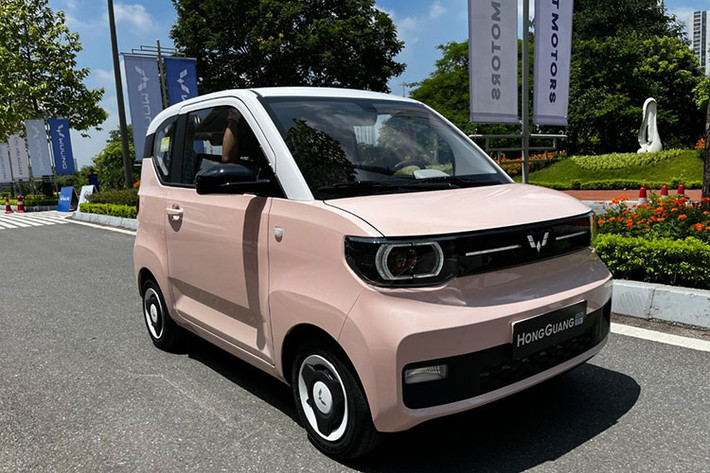 Bên cạnh đó, giá bán của xe so với hàm lượng trang bị vẫn còn chênh lệch, có phần hơi đắt theo ý kiến của nhiều người dùng. Nếu muốn thay đổi thói quen của người dùng, thuyết phục khách hàng từ bỏ xe máy để chuyển sang xe điện cỡ nhỏ, Wuling Hongguang MiniEV sẽ cần một mức giá tốt hơn và nên nâng cấp trang bị.