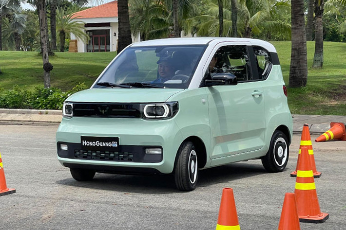 Mới đây, hãng xe Trung Quốc lên kế hoạch “tham chiến” thị trường Việt Nam với loạt sản phẩm ôtô điện mini giá rẻ. Trong đó, đáng chú ý là Wuling Hongguang MiniEV giá rẻ, được ra mắt vào ngày 29/6 vừa qua. Hongguang MiniEV là sản phẩm của liên doanh SGMW (General Motors – SAIC – Wuling).