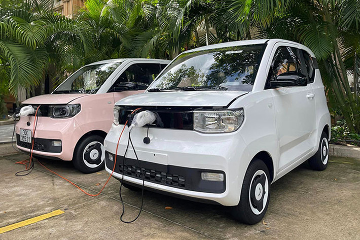 Xe có chiều dài, rộng và cao lần lượt là 2.900mm, 1.493mm và 1.621mm. Nếu chỉ nhìn từ bên ngoài, hai phiên bản của xe không có nhiều khác biệt khi sử dụng chung mâm hợp kim 12 inch có tấm ốp đen trắng. Trên bản nâng cao, logo chữ “W” ở phần đầu xe là dạng LED âm và cũng là nơi đặt cổng sạc, 2 bên có sự xuất hiện của dải đèn LED trang trí.