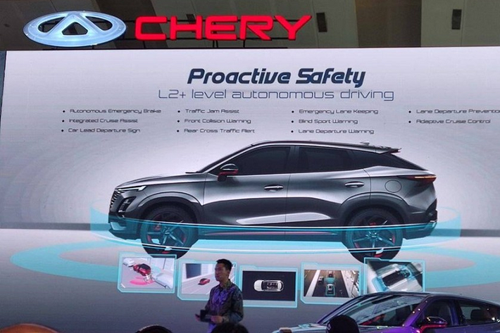 "Trước khi ra mắt OMODA 5, chúng ta đã tiến hành nhiều cuộc khảo sát với các khách hàng tiềm năng cũng như đại lý, đặc biệt về việc trang bị ADAS và 6 túi khí tiêu chuẩn. Chúng tôi cũng trang bị cần gạt mưa tự động tiêu chuẩn vì ở Indonesia có mùa mưa. Chúng tôi đã lắng nghe tiếng nói của khách hàng", ông Shawn Xu cho biết thêm.