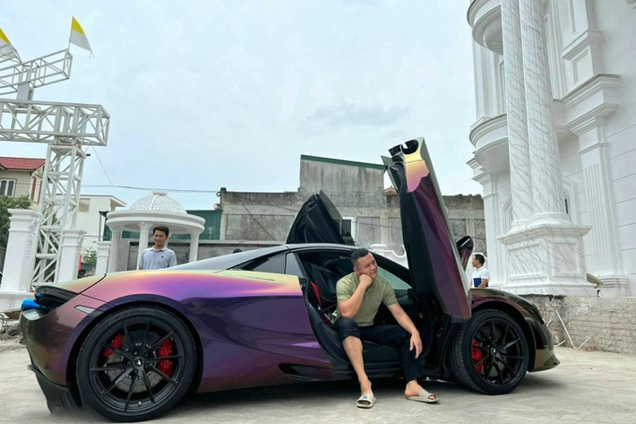 Chiếc siêu xe McLaren 720S Spider hơn 20 tỷ mang biển kiểm soát 37K-179.xx, nổi bật với màu ánh tím khá lạ mắt. Được biết, siêu xe này thuộc sở hữu của đại gia S. Vì không muốn ồn ào nên người này đã để cho con trai của mình sinh năm 2005 đứng tên chiếc McLaren 720S Spider.