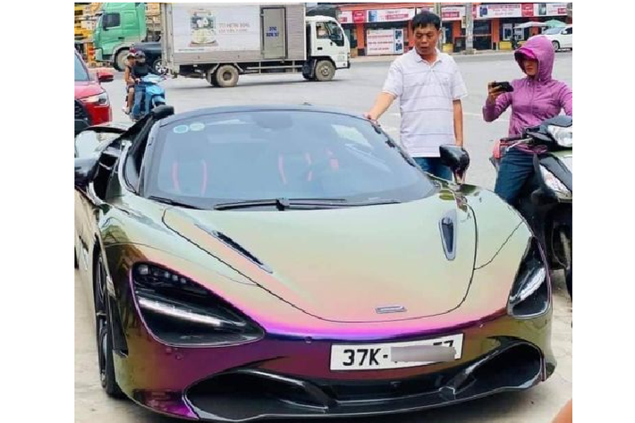Theo một số nguồn tin, ngoài McLaren 720S Spider này, vị đại gia ngầm còn có một cơ ngơi bên Mỹ với bộ sưu tập hàng loạt siêu xe khủng. Chiếc McLaren 720S Spider của đại gia xứ Nghệ cập bến nước ta từ năm 2020, nó từng thuộc sở hữu của đại gia Hứa Hà Phương - Cựu trưởng đoàn Car & Passion. Thời điểm mua mới, giá xe khoảng 25 tỷ đồng.