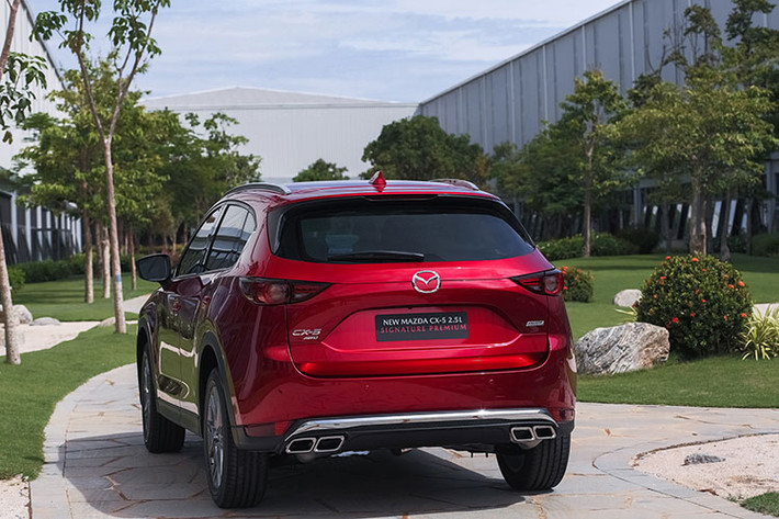 Với ưu điểm gầm cao, CX-5 có thể phù hợp với đa dạng mục đích sử dụng, từ đi làm, đi chợ, đưa đón vợ con hàng ngày trong đô thị, cho tới về quê hay lên rừng xuống biển - đi phượt, du lịch cuối tuần ở ngoại ô hoặc những danh lam thắng cảnh khắp nơi.