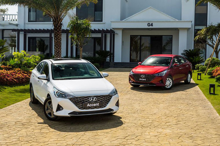 Hyundai Accent Accent là mẫu xe bán chạy nhất của Hyundai tại thị trường Việt Nam trong năm 2022. Mẫu sedan cỡ B có thiết kế trẻ trung, không gian nội thất rộng rãi bậc nhất phân khúc đi kèm mức giá dễ tiếp cận. Hyundai Accent có kiểu dáng đầu xe được thiết kế mang đến cảm giác sang trọng trong phân khúc với bộ lưới tản nhiệt cỡ lớn.