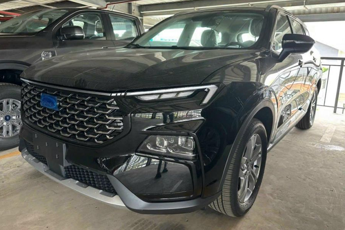 Sở dĩ, chiếc Ford Territory giá mềm như vậy là do đây là chiếc xe thuộc diện quà tặng trúng thưởng, nhưng chủ nhân đã không lấy mà quyết định gửi đại lý bán hộ. Giá lăn bánh của chiếc xe này tại TP.HCM hiện chỉ còn khoảng 790 triệu đồng, bởi người mua chỉ cần trả thêm 2% lệ phí trước bạ sang tay.