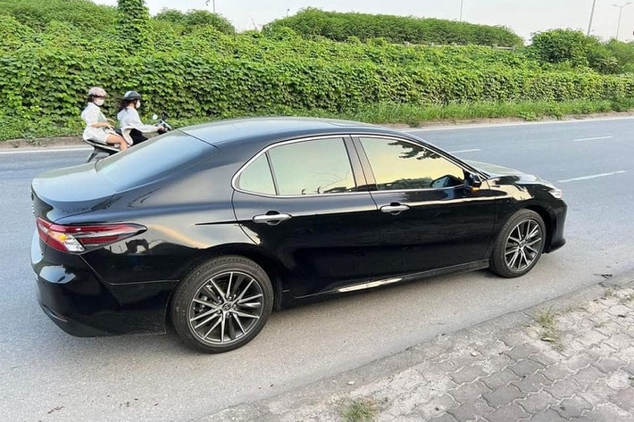 Được biết chưa đầy 24 giờ đăng bán, chiếc xe đã có người chốt mua. Như vậy, nhờ biển số ngũ quý 8, giá xe Toyota Camry biển khủng đã tăng 2,35 tỷ đồng.