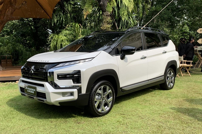 Tại thị trường Thái Lan, mẫu giá xe Mitsubishi Xpander Cross 2023 có mức khởi điểm từ 946.000 Baht (khoảng 649 triệu đồng), tăng nhẹ so với phiên bản cũ. Bù lại, xe có một loạt thay đổi cả về thiết kế lẫn trang bị.