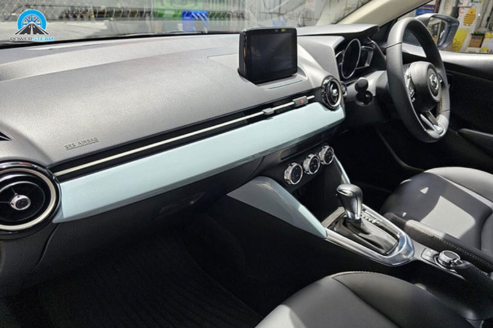 Ốp nhựa trên Mazda2 203 được làm từ chất liệu Bioplastic thân thiện với môi trường hơn. Phần nóc xe lại được dán film bằng vinyl giúp giảm phát thải khí CO2. Về trang bị, mẫu xe hạng B này tại Thái Lan sở hữu đèn pha tự động bật/tắt, gương chiếu hậu chỉnh điện/gập điện/tích hợp báo rẽ và cần gạt nước tự động.