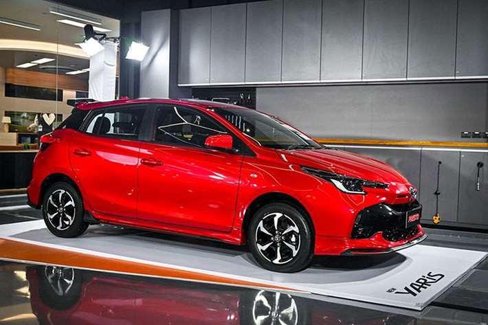 Tại Thái Lan, Toyota Yaris 2023 được trang bị tiêu chuẩn đèn pha projector LED, đèn hậu LED và anten vây cá. Các phiên bản cao cấp hơn sẽ có dải đèn LED định vị ban ngày, đèn pha tự động, gương gập điện.