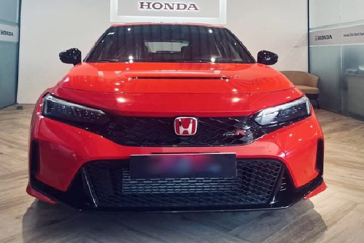 Sau tháng 5 chỉ bàn giao 2 suất mua xe Honda Civic Type R 2023 mới cho Cường Đô la và 1 người khác, trong tháng 6 này, Honda Việt Nam đã tiếp tục giao chiếc xe Honda Civic Type R 2023 màu đỏ Ralley độc đáo đầu tiên ông chủ xưởng độ xe có tiếng tại Sài thành.