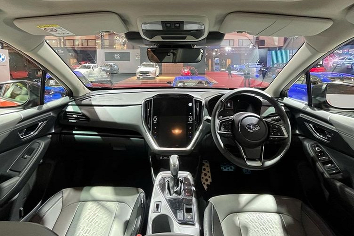 Thiết kế nội thất của Subaru Crosstrek cũng hướng nhiều tới sự thể thao. Phía sau vô-lăng vẫn là bảng đồng hồ dạng analog kết hợp màn TFT nhỏ, màn hình giải trí trung tâm có kích cỡ 11,6 inch đặt dọc, hỗ trợ kết nối Apple CarPlay/Android Auto và tích hợp luôn các nút bấm điều chỉnh hệ thống điều hòa tự động.