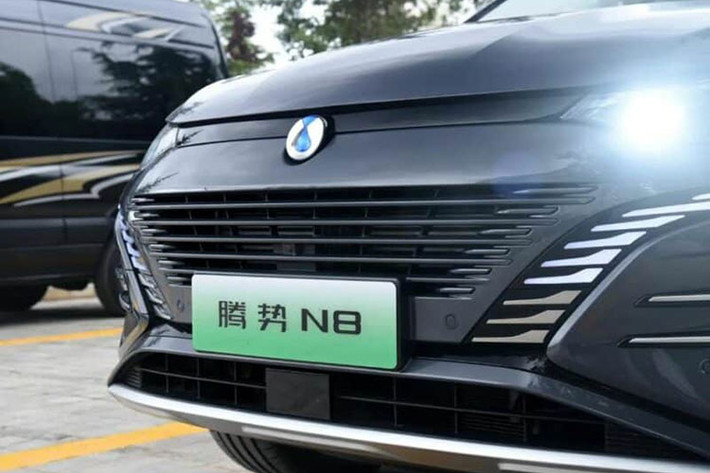 Mặt trước có dải đèn chạy ban ngày kiểu răng nanh ở hai bên bắt mắt. Đuôi xe có cánh hướng gió tương đối lớn, đèn hậu kiểu xuyên suốt và tấm chống trầy phía dưới. Phiên bản BEV áp dụng thiết kế lưới tản nhiệt khép kín, trong khi phiên bản PHEV được trang bị lưới tản nhiệt hình biểu ngữ.