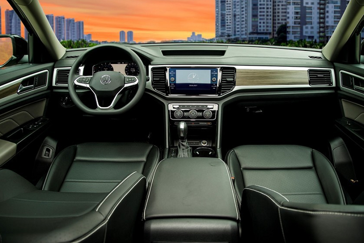 Là xe nhập khẩu nguyên chiếc từ Mỹ, Volkswagen Teramont đã lần đầu tiên ra mắt Việt Nam vào tháng 12/2021. Mẫu xe này sở hữu kích thước lớn, bao gồm chiều dài 5.097 mm, chiều rộng 1.900 mm, chiều cao 1.777 mm, chiều dài cơ sở 2.978 mm, và thiết kế khỏe khoắn.