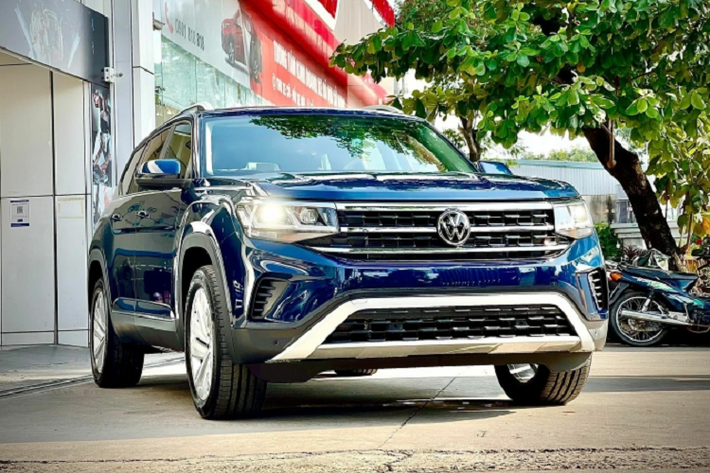 Nội thất của xe được bọc da, ốp gỗ và đi kèm những trang bị tiện nghi như đèn viền LED, cửa sổ trời toàn cảnh Panorama, bảng đồng hồ kỹ thuật số, phanh tay điện tử, sạc điện thoại không dây, màn hình cảm ứng trung tâm 8 inch, hỗ trợ Android Auto/Apple CarPlay, 6 loa, điều hòa tự động cùng 17 hộc đựng đồ.