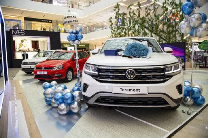 Trong khi đó, trang bị an toàn của xe không quá hiện đại, chỉ gồm có 6 túi khí, camera lùi, hệ thống kiểm soát hành trình, hỗ trợ khởi hành ngang dốc, hỗ trợ xuống dốc, cảnh báo áp suất lốp và hệ thống kiểm soát cự ly đỗ xe.