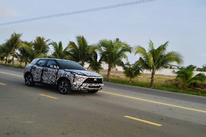 Dựa trên những di sản và bề dày thành tựu kỹ thuật trong lịch sử phát triển, Mitsubishi Motors giới thiệu một thiết kế rắn rỏi thanh lịch trên mẫu xe mới này, xe mang đậm chất SUV và đề cao các yếu tố thực tiễn cho người sử dụng như sự linh hoạt trong hệ thống điều khiển, nhiều hộc chứa đồ tiện dụng, sự thoải mái tối ưu với không gian nội thất rộng rãi vượt trội.