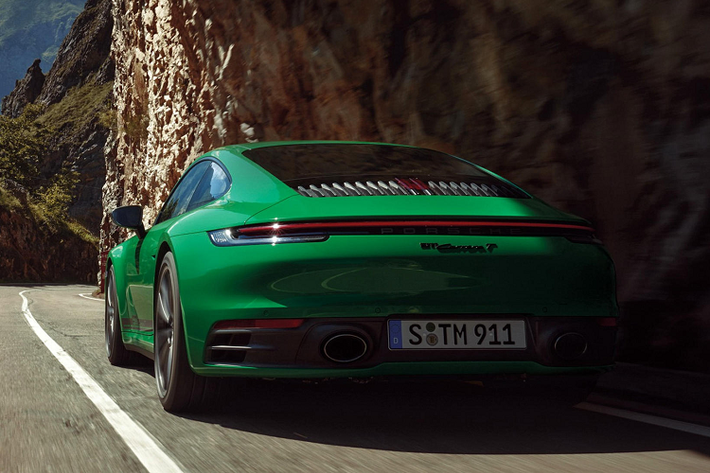 911 Carrera T được phân loại ở giữa phiên bản 911 Carrera và 911 Carrera S. 911 Carrera T được trang bị động cơ tăng áp kép 6 xy-lanh, sản sinh công suất 283 kW (385 PS), mô-men xoắn đạt 450 Nm cho khả năng tăng tốc từ 0 - 100 km/giờ trong 4,5 giây và đạt tốc độ tối đa 291 km/giờ, kế thừa phiên bản 911 tiêu chuẩn.