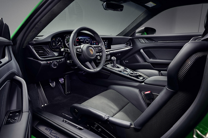 911 Carrera T cũng được trang bị tiêu chuẩn với vô lăng thể thao GT, hệ thống xả thể thao và ghế ngồi thể thao Sport Seats Plus chỉnh điện 4 hướng.