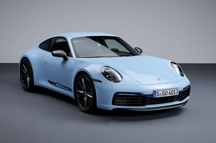 Phiên bản Porsche 911 Carrera T 2023 mới sở hữu hộp số sàn 7 cấp tiêu chuẩn, hoặc tùy chọn hộp số tự động 8 cấp ly hợp kép PDK. Nguyên tắc tinh giản cũng được áp dụng cho không gian nội thất của phiên bản này với hàng ghế sau được lược bỏ.