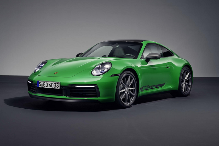 Mẫu 911 T đầu tiên này được cung cấp tới năm 1973, vào năm 2017, Porsche đã hồi sinh phiên bản 911 Carrera T với thế hệ 991. Kể từ đó, khái niệm thiết kế tinh giản đặc trưng đã được áp dụng thành công trên nhiều dòng xe khác như 718 Cayman T, 718 Boxster T và Macan T.