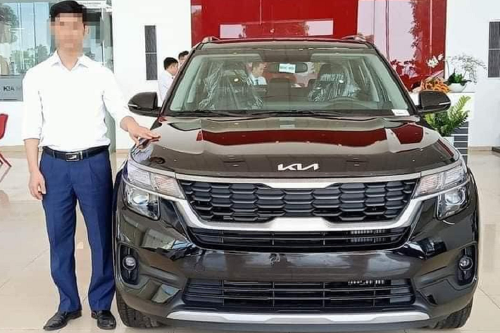 Liên quan đến vụ việc chiếc xe Kia Seltos mới mua bị cháy chỉ sau 5 ngày tại Quảng Ninh, ngày 8/2, sau khi họp bàn giữa các bên, phía Thaco đã quyết định sẽ hỗ trợ khách hàng gặp sự cố cháy xe Kia Seltos bằng cách mua lại chiếc xe bị cháy và bàn giao cho khách hàng một chiếc xe mới.