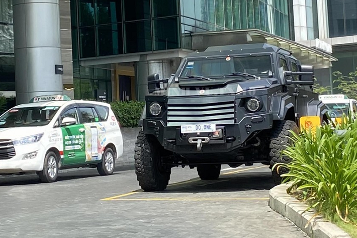 Dân chơi này mang chiếc xe Terradyne Gurkha về Việt Nam khá kín tiếng, nó chỉ lộ diện khi cho đỗ trước 1 khách sạn cao cấp nằm trên đường Tôn Đức Thắng, quận 1, TP HCM trong những ngày Tết Nguyên đán vừa qua, giới mê xe mới biết được sự xuất hiện của mẫu xe đặc biệt này.