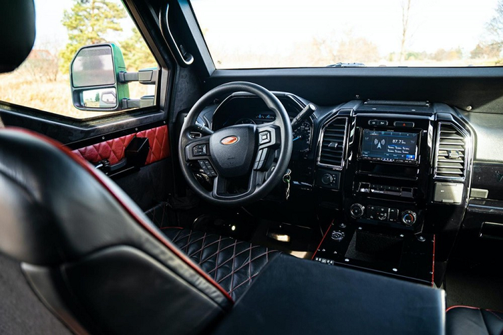 Terradyne Gurkha được phát triển dựa trên một chiếc xe Ford Super Duty F-450 nhưng phần diện mạo bên ngoài đã được lột xác thành 1 mẫu xe bọc thép chống đạn rất hầm hố.