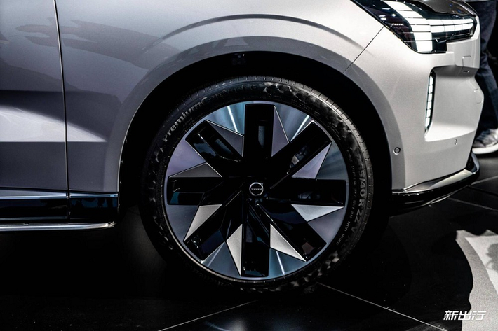 Trừ những thay đổi trên, Volvo EX90 Excellence 2023 vẫn được thừa hưởng những công nghệ nâng cao của bản 7 chỗ như các tính năng an toàn, cảm biến Luminar LiDAR... hệ thống kết nối 5G tiêu chuẩn và màn hình cảm ứng trung tâm 14,5 inch.