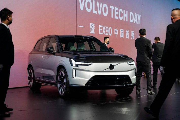 Volvo EX90 là mẫu SUV thuần điện hạng sang đã lần đầu tiên trình làng vào tháng 11 năm ngoái. Đến nay, trong triển lãm Ô tô Thượng Hải 2023, hãng Volvo tiếp tục vén màn phiên bản mới của dòng xe điện này mang tên Excellence. Khác với xe ra mắt vào năm ngoái, Volvo EX90 Excellence 2023 mới không được trang bị nội thất 3 hàng ghế.