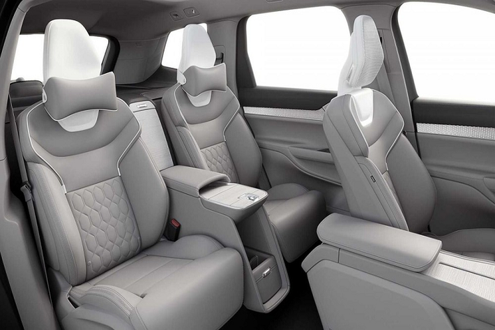 Thay vào đó, mẫu SUV điện Volvo EX90 Excellence hạng sang này chỉ sở hữu nội thất 2 hàng ghế với 4 chỗ ngồi. Ở hàng ghế sau là 2 ghế cơ trưởng được tách riêng bằng bệ tì tay trung tâm, tích hợp cả tủ lạnh nhỏ để làm mát đồ uống. Ngoài ra, 2 ghế còn đi kèm gối để tăng sự thoải mái cho hành khách.