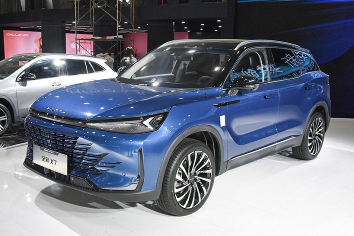 Trong khuôn khổ Triển lãm Ô tô Quảng Châu 2022, BAIC đã chính thức trình làng Beijing X7 phiên bản nâng cấp. So với phiên bản tiền nhiệm, Beijing X7 2023 mới có ngoại hình khác biệt và bổ sung nhiều trang bị hiện đại bên trong khoang nội thất.