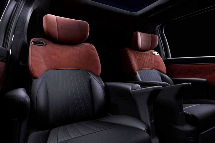 GAC Trumpchi E9 Champion Edition được trang bị đồng hồ điều khiển kết hợp 12.3 inch, màn hình điều khiển trung tâm siêu lớn 14.6 inch nổi nhưng đáng tiệc lại không có màn hình hành khách 12,3 inch mà các phiên bản cao hơn được trang bị.