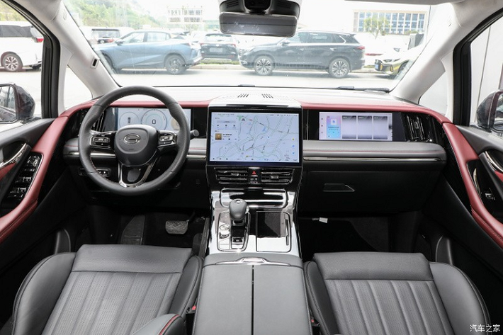 Nói về nội thất, GAC Trumpchi E9 Champion Edition có 7 chỗ ngồi bên trong (2+2+3). Hàng ghế trước có sưởi và thông gió. Đối với hàng ghế thứ hai, chúng được sưởi ấm, thông gió và mát-xa cho bạn. Đáng nói là hàng ghế thứ 3 không có các chức năng này nhưng có thể chỉnh lưng.