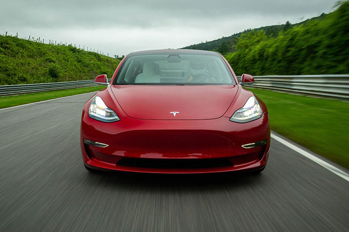 Tesla Model 3 đời 2024 ra mắt tại Đức trước khi đem về Mỹ. Ở đời 2024 này, mẫu Model 3 nổi bật nhờ phần đầu xe hoàn toàn mới với đèn pha thanh mảnh và cản va uốn cong tròn trịa hơn. Ở bên hông xe là các loại mâm 18 hoặc 19 inch với thiết kế mới, đi kèm bộ lốp mới hứa hẹn "giảm tiếng ồn khi vận hành và đem lại phạm vi hoạt động xa hơn".