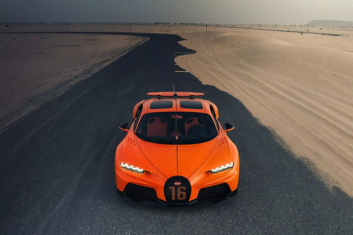 Cuối cùng, những chiếc xe sẽ được kiểm tra trong đường hầm ánh sáng của Bugatti trong 10 giờ để tìm ra những khuyết điểm nhỏ nhất. Tất cả các công đoạn này đều nhằm mục đích tạo ra một lớp sơn hoàn hảo gần như tuyệt đối.