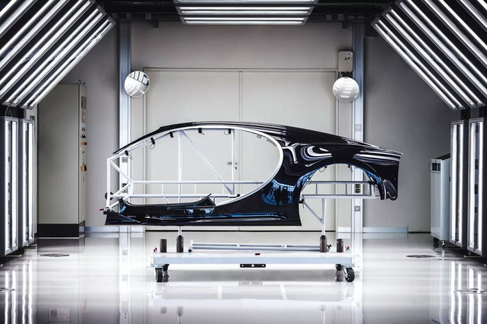 “Việc sơn một chiếc siêu xe thể thao Bugatti không chỉ đòi hỏi chuyên môn rất cao, mà nó còn là sự cam kết. Bên cạnh đó là tham vọng luôn đáp ứng các tiêu chuẩn chất lượng cao của thương hiệu, tuần này qua tuần khác, hết xe này đến xe khác,” Simon Vetterling - Chuyên gia sơn thân xe Bugatti cho biết.