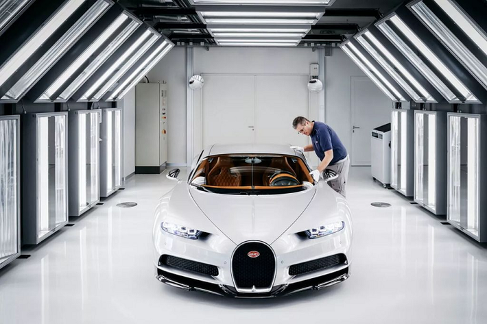 Theo đó, để tạo ra lớp sơn gần như hoàn hảo trên những chiếc siêu xe Bugatti Chiron đắt tiền, người thợ của Bugatti phải dành từ 600– 700 giờ cho mỗi chiếc xe và toàn bộ các lớp sơn đều được sơn bằng tay, bao gồm cả việc đáp ứng các yêu cầu riêng của khách hàng.