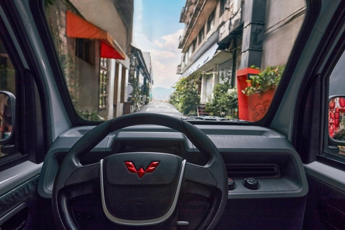 Ngoài bản tiêu chuẩn với thùng chở hàng bằng kim loại phía sau, Wuling E10 còn có phiên bản nóc cao hơn, được dùng như xe chở hàng đông lạnh hoặc xe bán hàng di động. Bên trong xe, Wuling E10 chỉ được trang bị 1 chỗ ngồi, hệ thống điều hòa chỉnh tay, bảng đồng hồ kỹ thuật số và 1 cổng USB để sạc điện thoại. Nhìn chung, cũng không thể đòi hỏi quá nhiều về mặt trang bị tiện nghi ở một mẫu xe chở hàng giá rẻ như thế này.